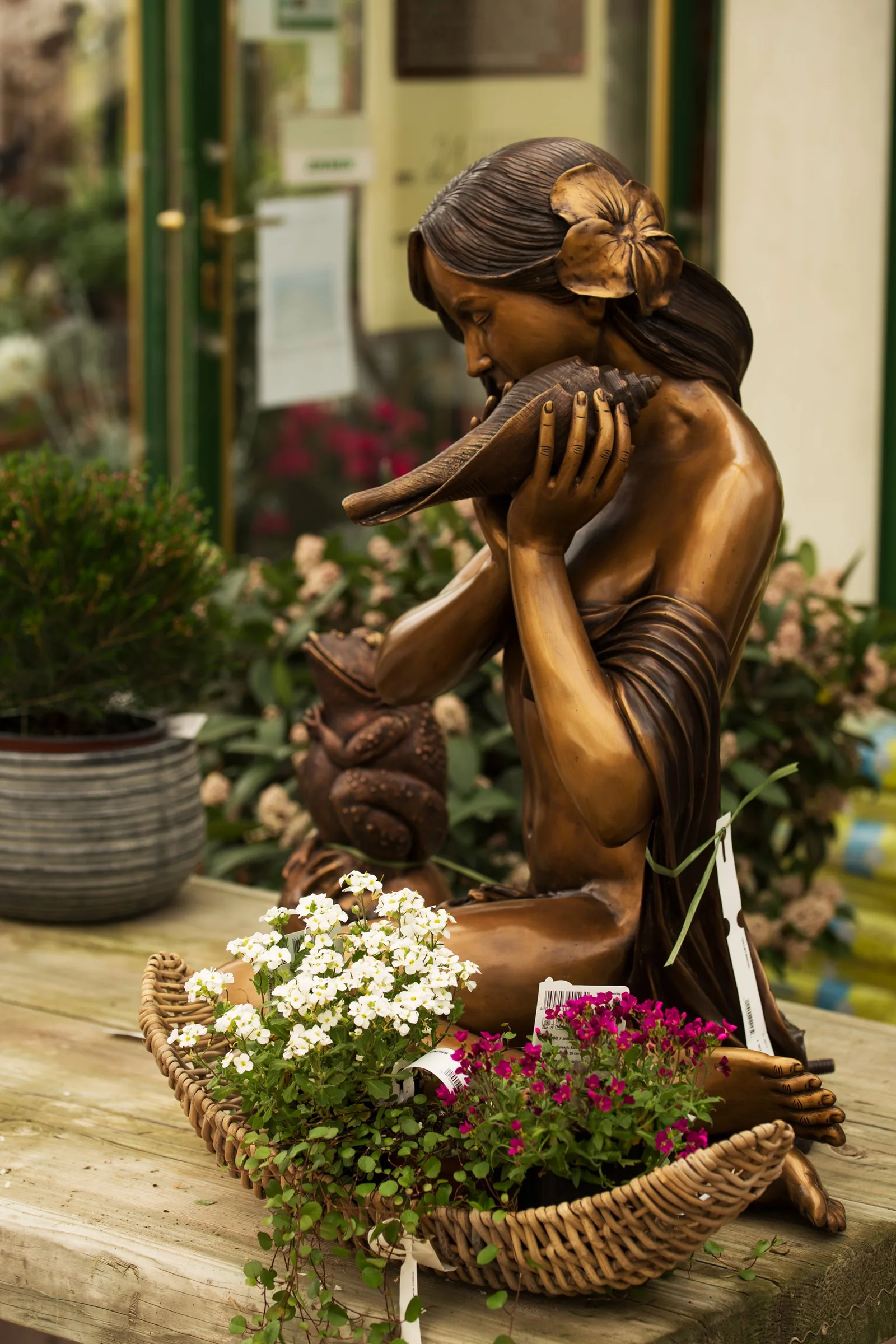 Bronzefigur mit Blumenschale
