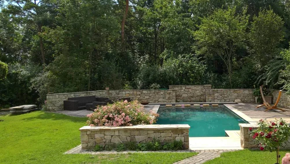 Garten mit Pool, Trockensteinmauern und Rasenfläche